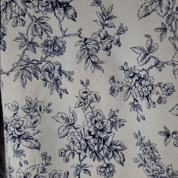 Mario Serrani Italy Brand White with Blue Floral Capri? Style Pants - Picture 2 of 4